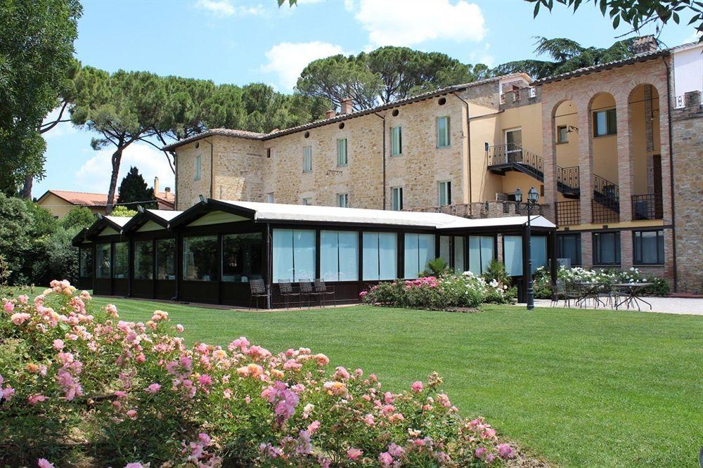 Hotel Assisi Parco Dei Cavalieri Петриньяно Экстерьер фото